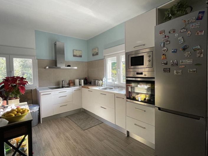 Image No.10-3 Bed Property for sale