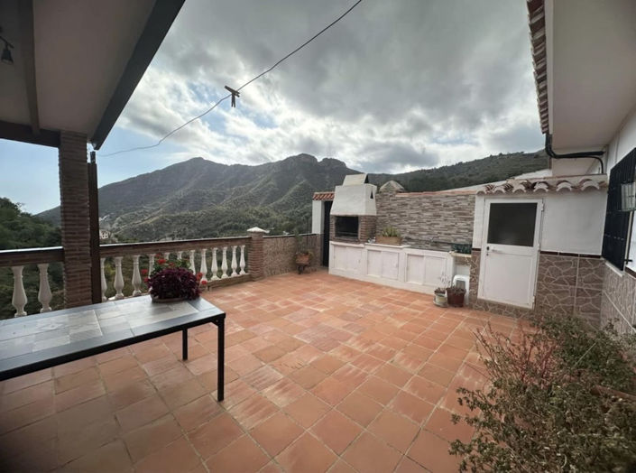 Image No.12-4 Bed Property for sale