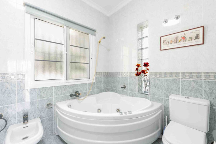 Image No.13-5 Bed Property for sale