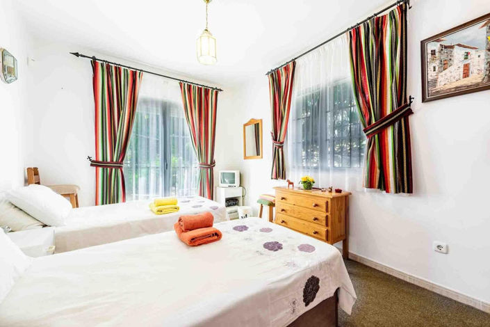 Image No.8-5 Bed Property for sale