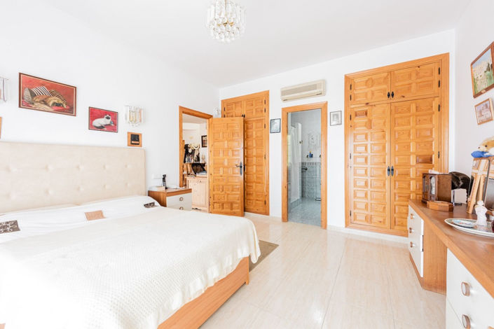 Image No.9-5 Bed Property for sale