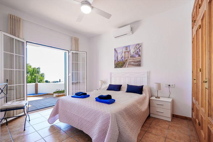 Image No.19-3 Bed Property for sale