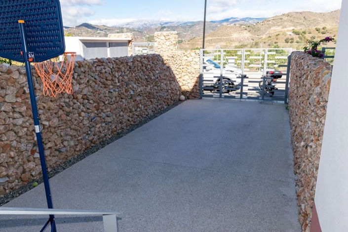 Image No.17-4 Bed Property for sale