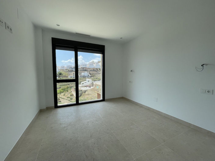 Image No.10-3 Bed Property for sale