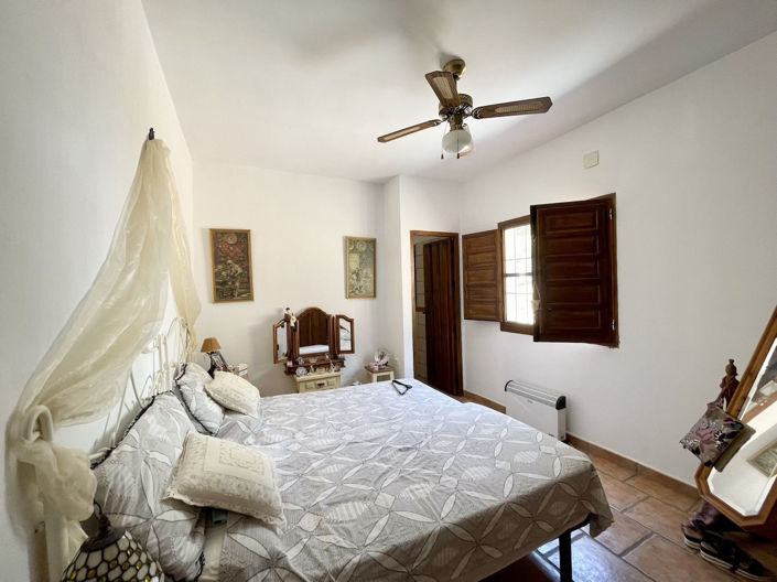 Image No.12-3 Bed Property for sale