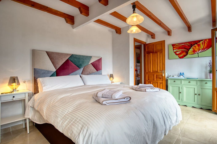 Image No.17-5 Bed Property for sale