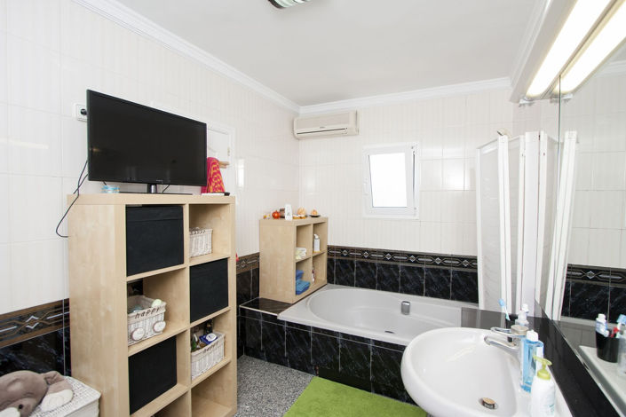 Image No.26-3 Bed Property for sale