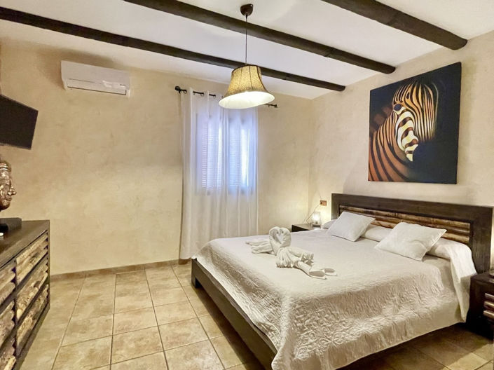 Image No.13-3 Bed Property for sale