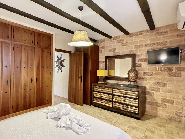 Image No.14-3 Bed Property for sale