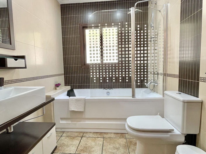 Image No.18-3 Bed Property for sale