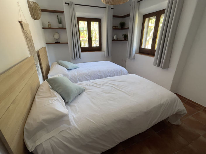 Image No.23-9 Bed Property for sale