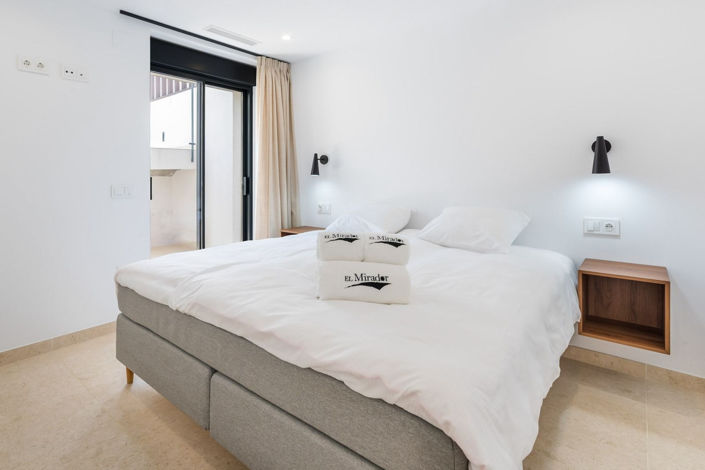 Image No.12-3 Bed Property for sale