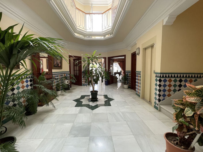 Image No.1-4 Bed Property for sale