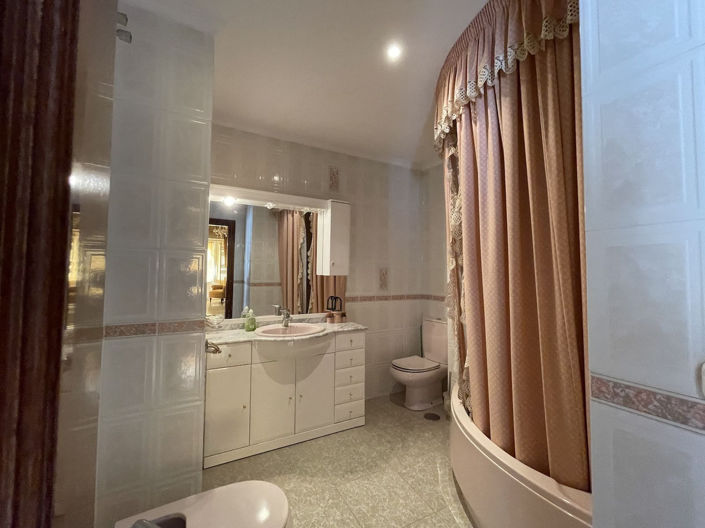 Image No.21-4 Bed Property for sale