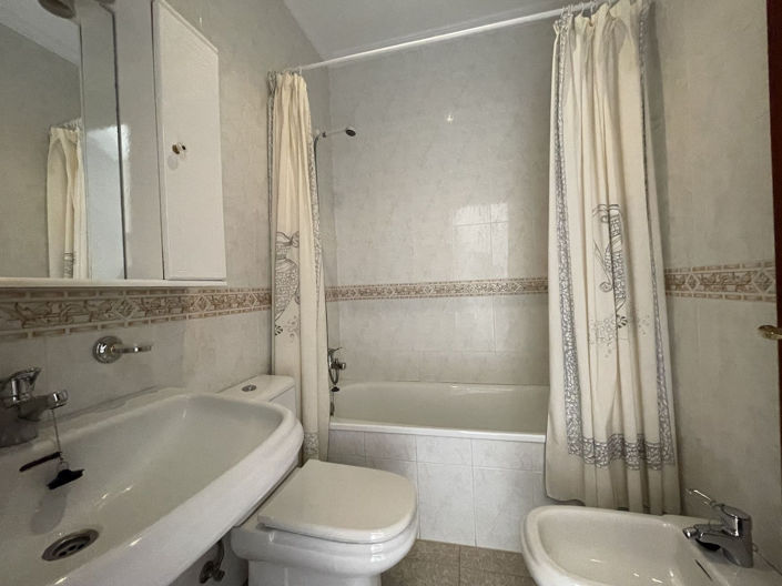 Image No.28-4 Bed Property for sale