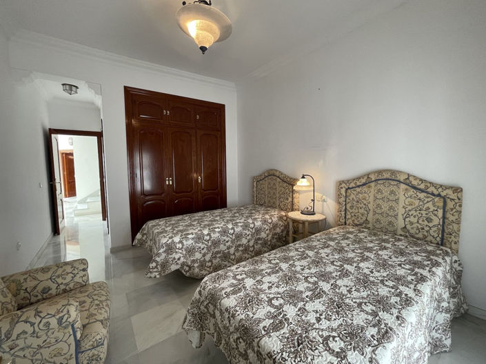 Image No.30-4 Bed Property for sale