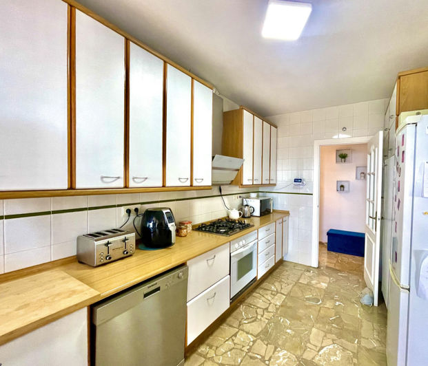 Image No.16-5 Bed Property for sale