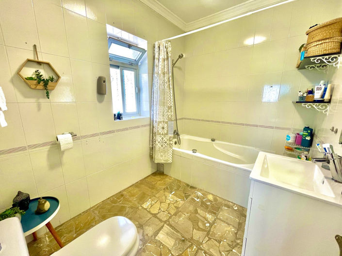 Image No.25-5 Bed Property for sale