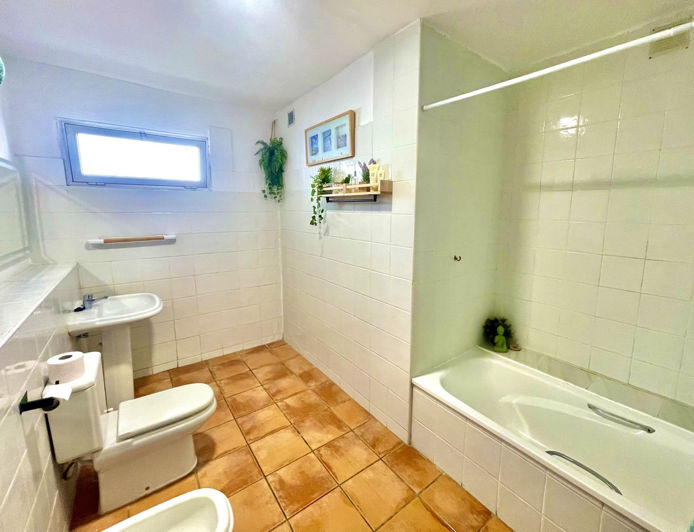 Image No.40-5 Bed Property for sale