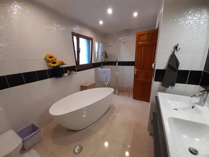Image No.16-5 Bed Property for sale