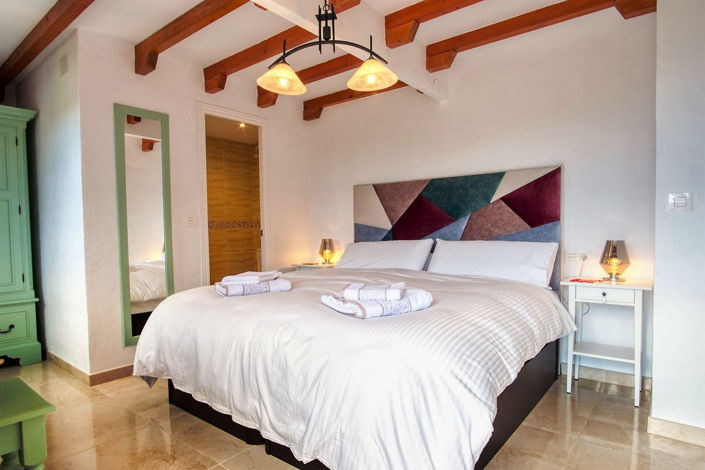 Image No.20-5 Bed Property for sale