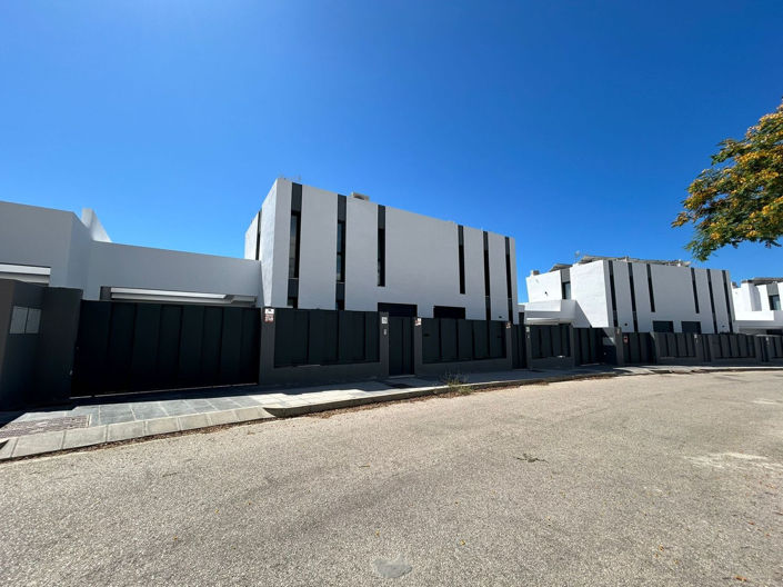 Image No.14-3 Bed Property for sale