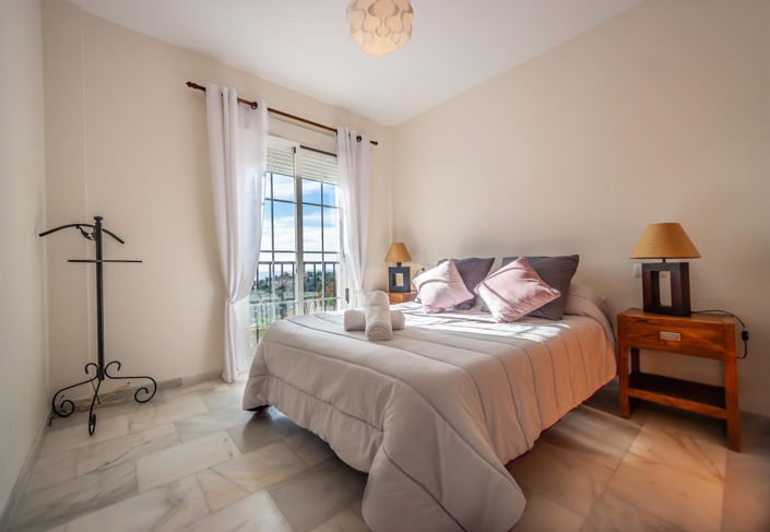 Image No.17-3 Bed Property for sale