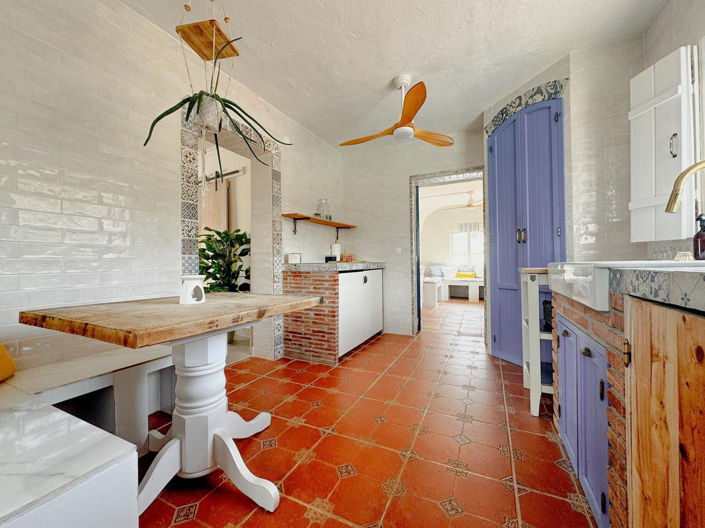 Image No.10-6 Bed Property for sale