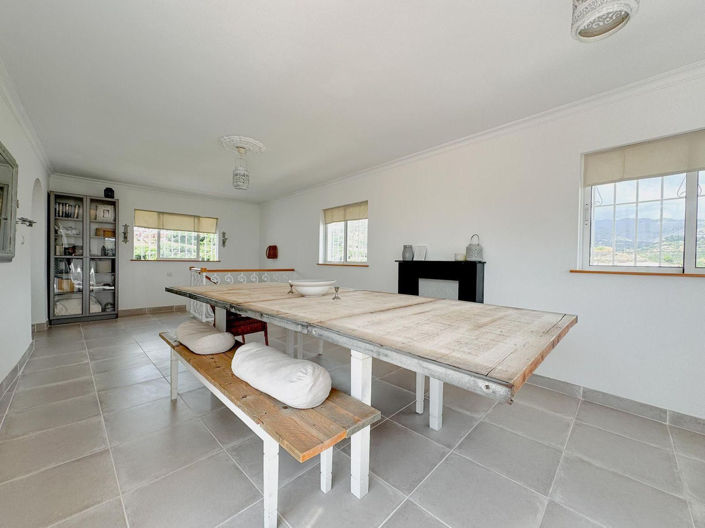 Image No.12-6 Bed Property for sale