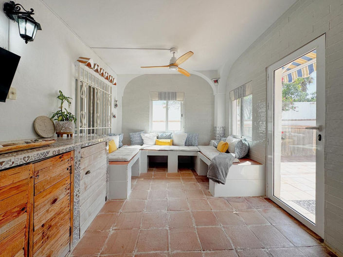 Image No.16-6 Bed Property for sale