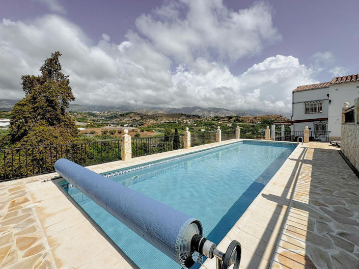 Image No.24-6 Bed Property for sale