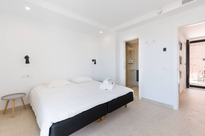 Image No.12-3 Bed Property for sale