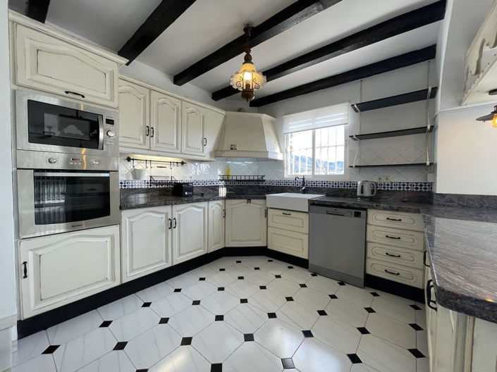 Image No.4-Propriété de 4 chambres à vendre à Nerja