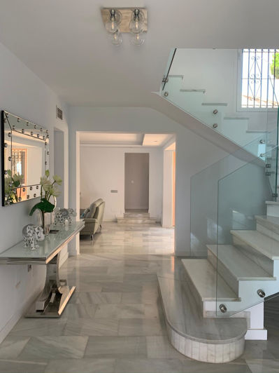 Image No.12-5 Bed Property for sale