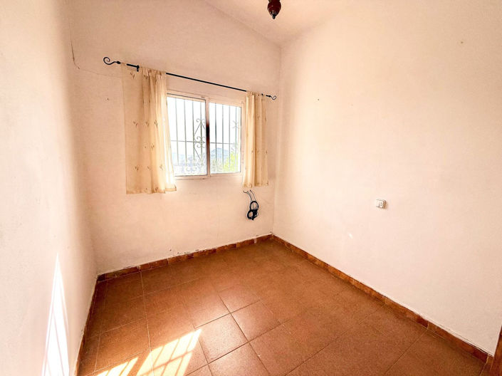 Image No.10-3 Bed Property for sale
