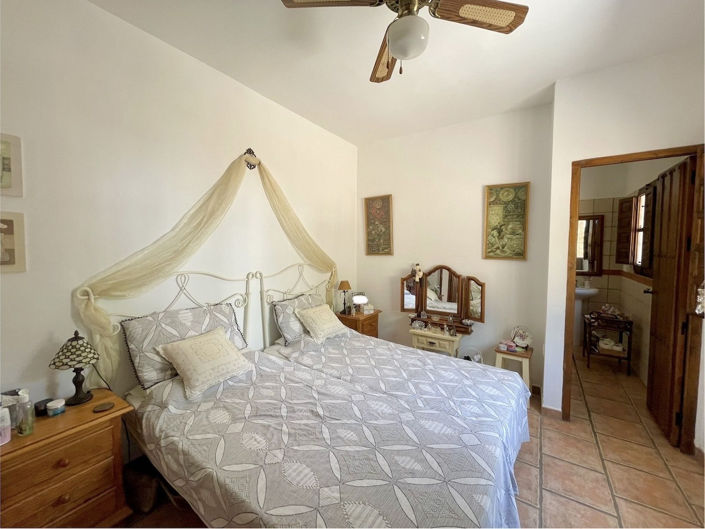 Image No.13-3 Bed Property for sale