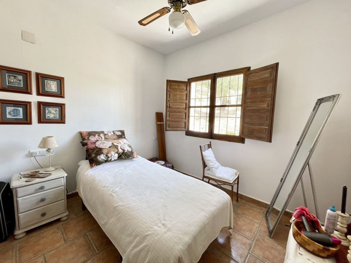 Image No.17-3 Bed Property for sale