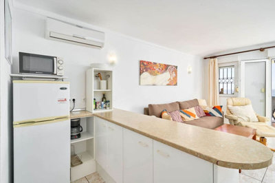 10-bb915d1cb19341576dcdc994b81ab9c5