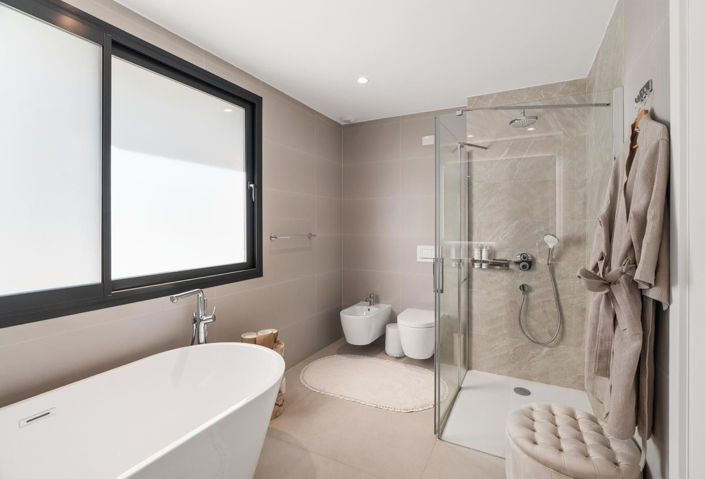 Image No.16-4 Bed Property for sale