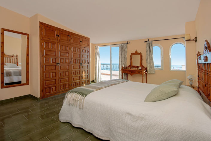 Image No.10-2 Bed Property for sale