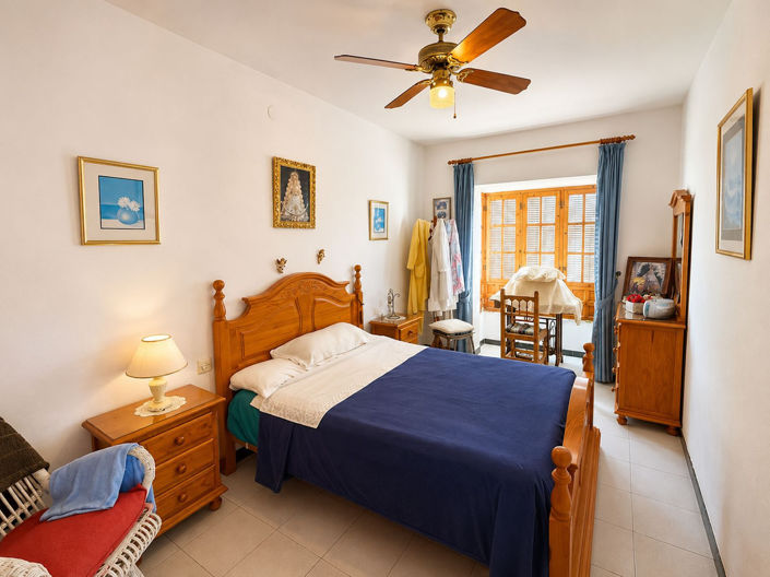 Image No.12-3 Bed Property for sale