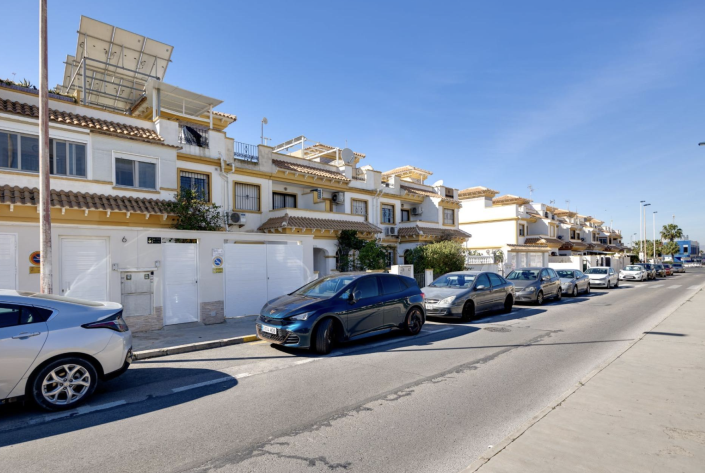 Image No.25-3 Bed Townhouse for sale