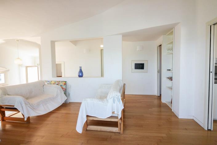 Image No.24-8 Bed Property for sale