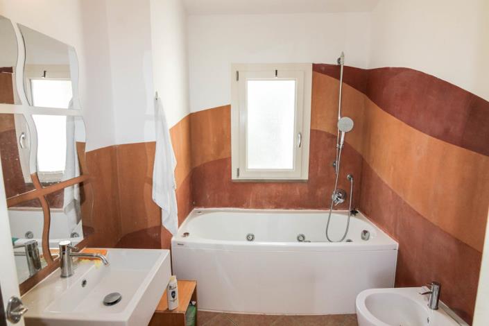 Image No.33-8 Bed Property for sale