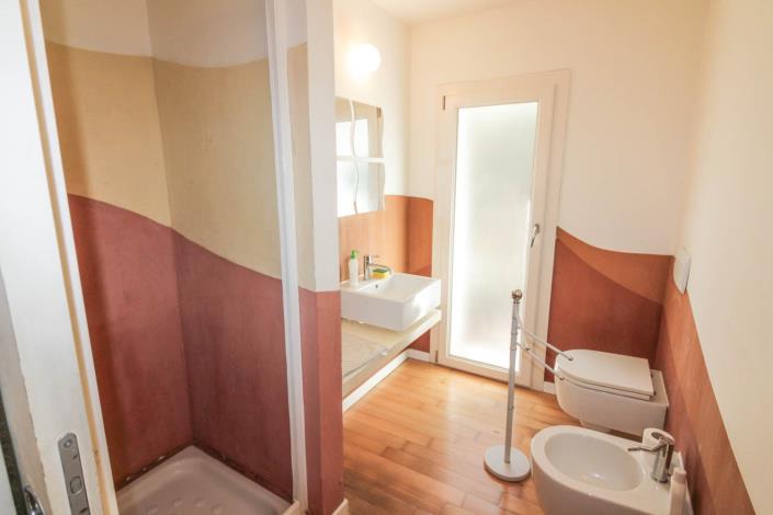 Image No.34-8 Bed Property for sale