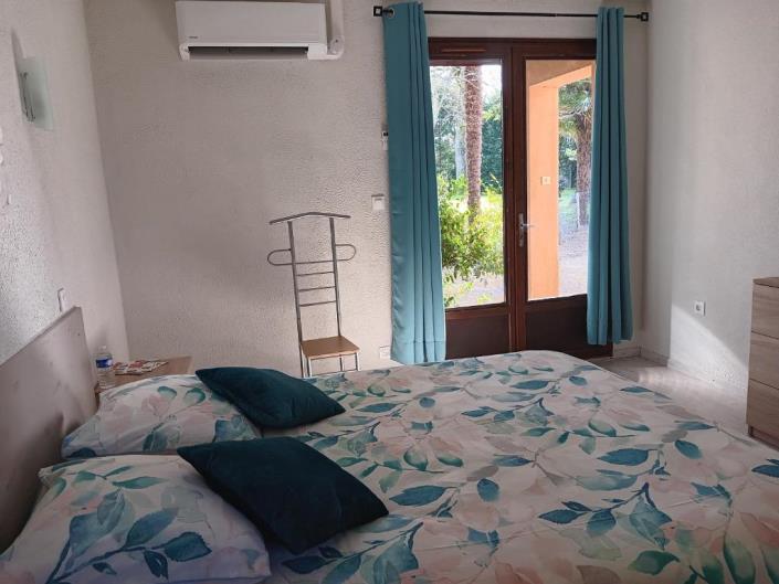 Image No.60-10 Bed Property for sale