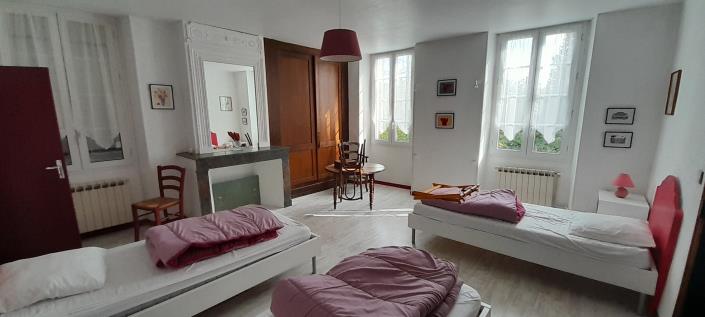 Image No.6-9 Bed Gite for sale