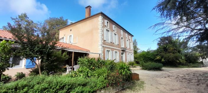 Image No.25-9 Bed Gite for sale