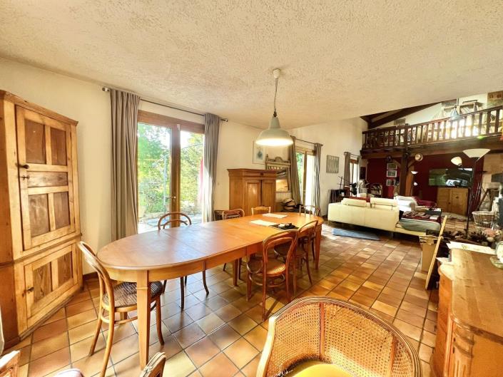 Image No.9-6 Bed House for sale