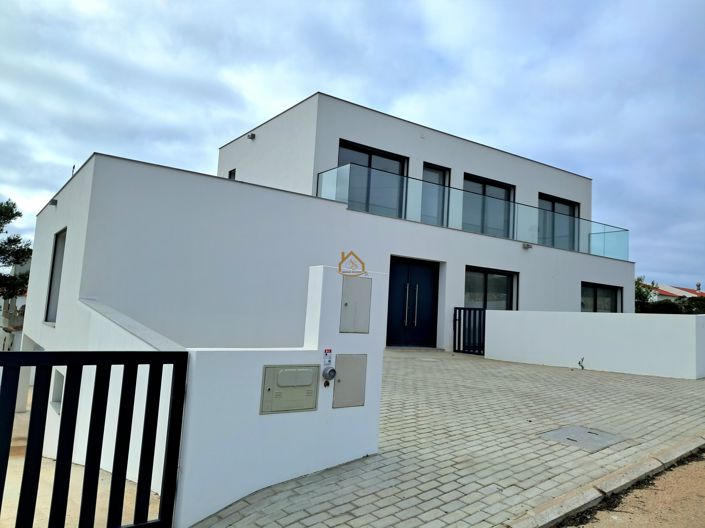 Image No.3-4 Bed Villa for sale